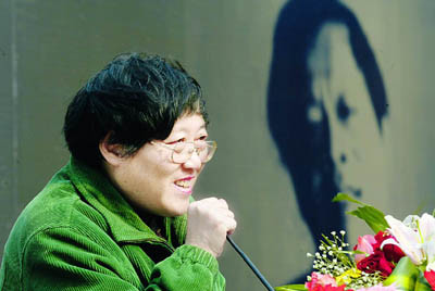 写了20年"黄色小说"的王小波离奇病亡,年仅45岁,远在美国的妻子李银河