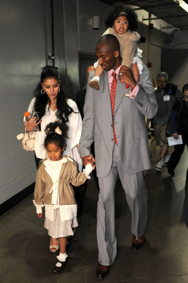 瓦妮莎晒亲吻照为科比庆43岁冥寿,大女儿思念父亲,曾被科比护在怀里