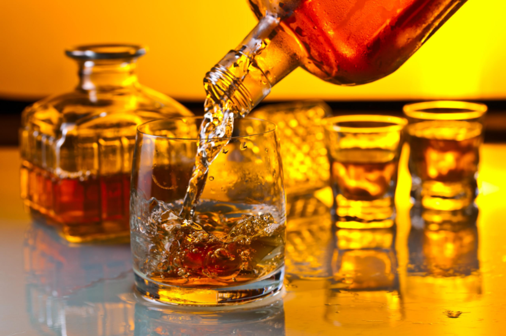 都是烈酒为何国外洋酒加冰饮用我国白酒却加热饮用