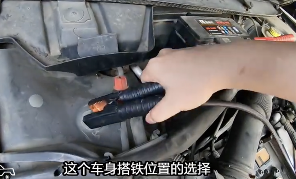 而且要注意的是,这个车身搭铁位置的选择.