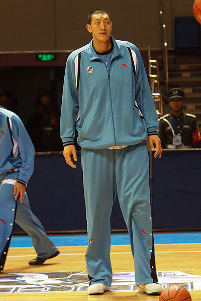 中国巨人孙明明:身高2.36米,8年前娶高1.9米妻子,如今怎么样了