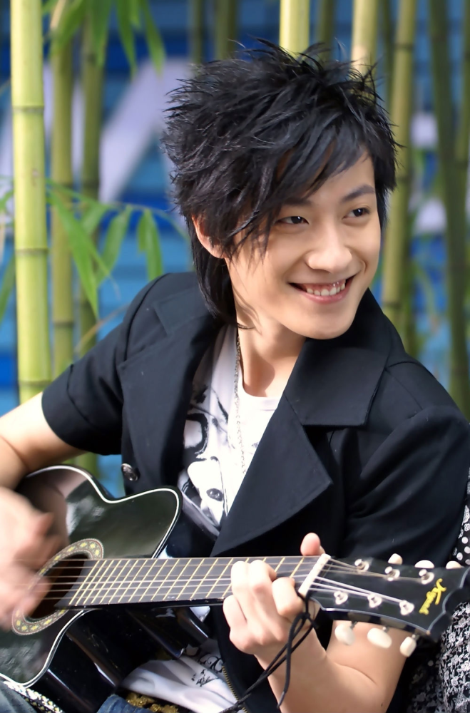 心疼上海歌手乔任梁去世5年父母长相却被网暴都善良点吧