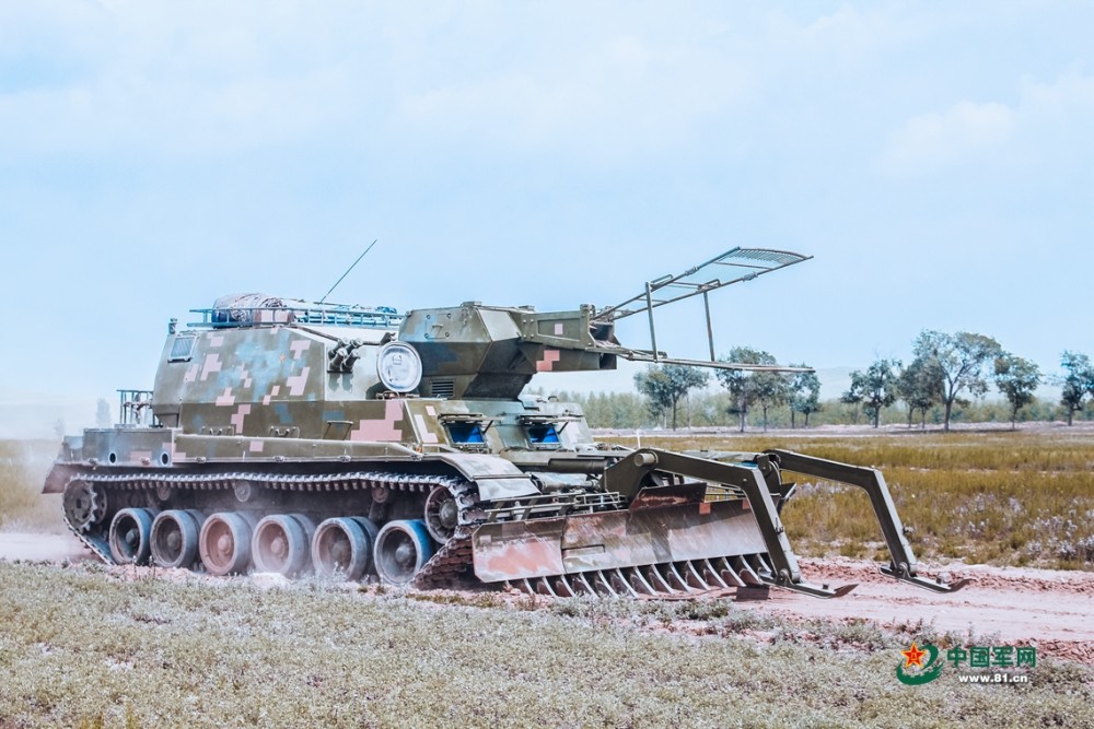 综合扫雷车实施微波扫雷作业.