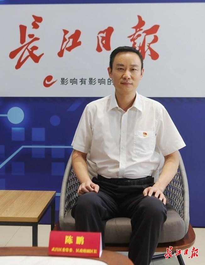 针对这一直播间网友提问,武昌区委常委,区政府副区长陈鹏作了回应