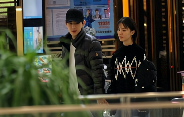 金晨和于正深夜聚会被拍马路上热聊前男友是邓伦