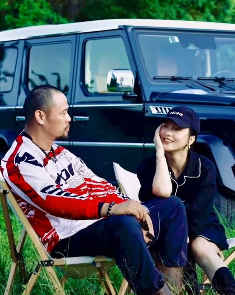 晋松鲁智深晒结婚15周年儿女长大像母亲娇妻很美艳