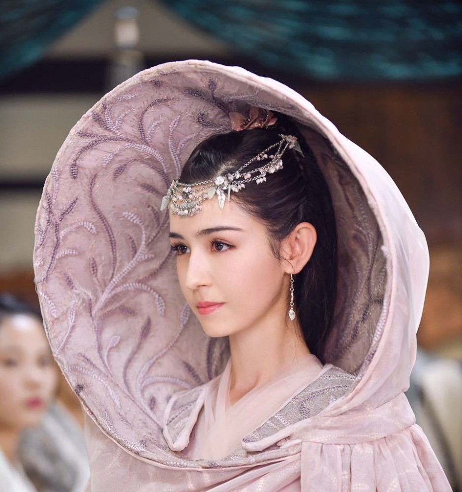 的地方遇到的第一个弟子,一身紫衣穿着,性格活泼,不过对曲无容不友好