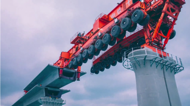 世界首臺千噸級架橋機,靠88個輪子跨海建橋