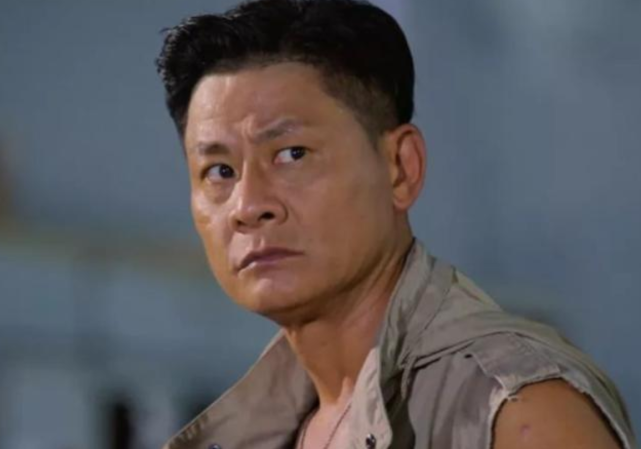 "大哥"万梓良收徒架子大,用钱拍徒弟脑门,还把剩茶水倒其头上