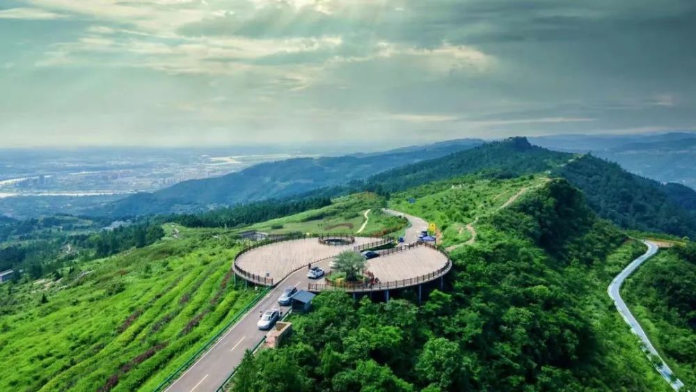 背靠龙泉山脉山河如画,是大美金堂沱江河畔登龚家山,赏绿植遍野,郁郁