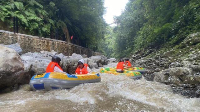 华蓥山黑龙峡漂流开始试漂全长6km落差260米美景与惊险并存