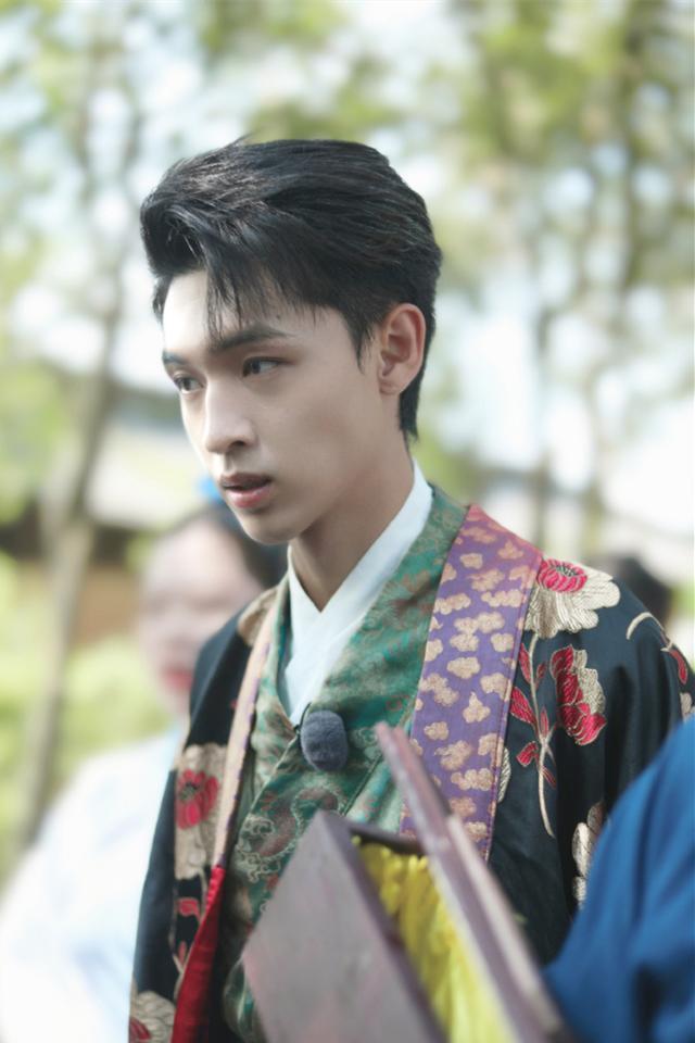 在宁波的拍摄中,德云男团演员身穿古装,向喜欢德云社的粉丝展示了不一