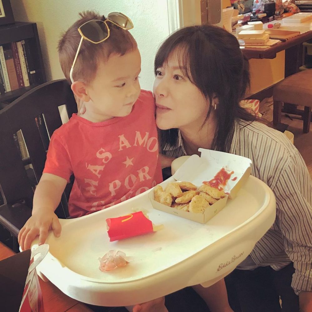 懒理非议徐静蕾分享美国日常生活超悠闲踩滑板车逛公园心情好