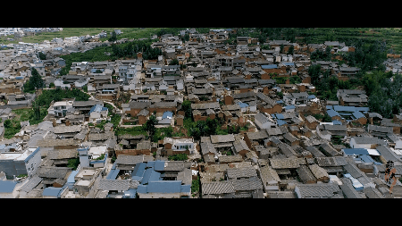 刘全斌是祥云县天马村的泥塑手艺人,从小他便喜欢临摹墙画,怀揣着对