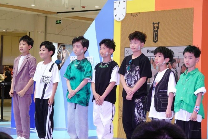 就在最近偶像团体"天府少年团"更名为"熊猫少儿艺术团"