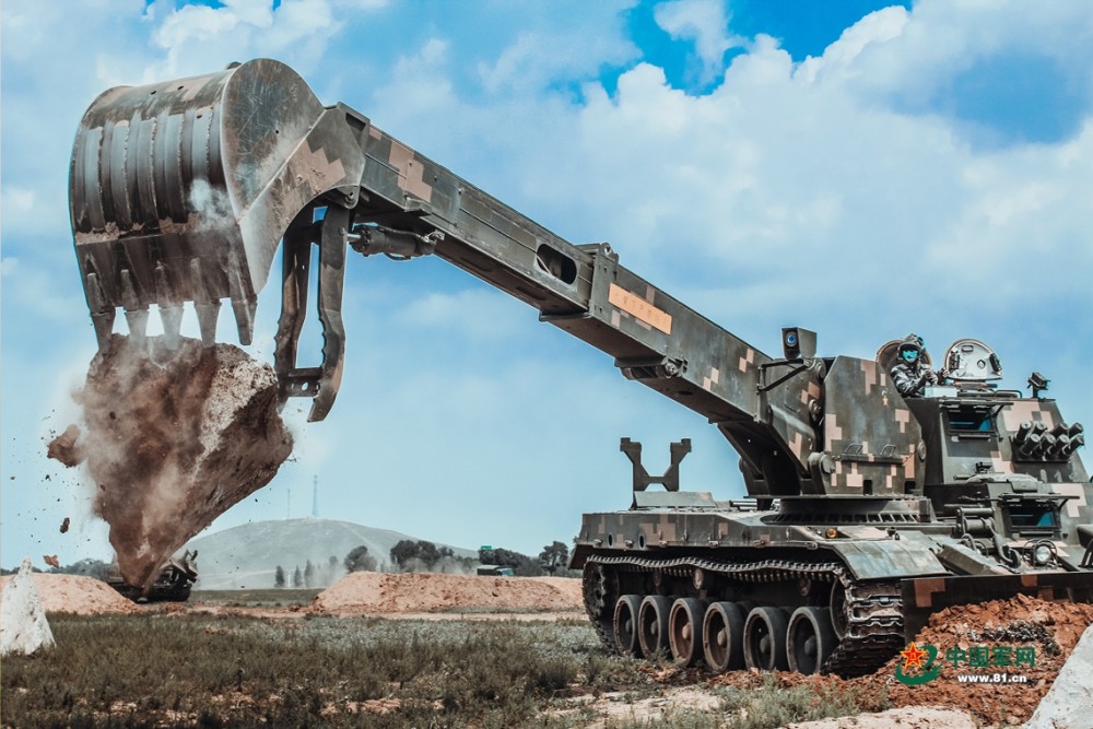 装甲工程车前出.(中国军网·解放军新闻传播中心融媒体出品)