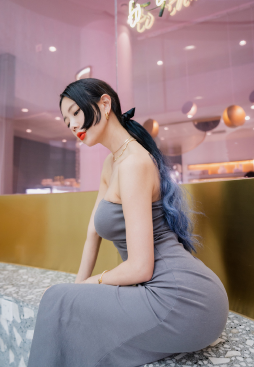 克拉拉这身材绝了粉色吊带配牛仔裤高挑时髦曲线曼妙惹人羡