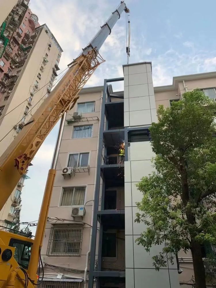 "搭积木"装电梯,少扰民更高效!快看杨浦这台电梯是怎么装上的!