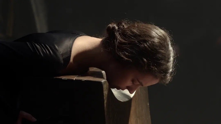 据说,玛丽对这个结局极不甘心,被推上断头台时竟然身穿红衣,还在衣服