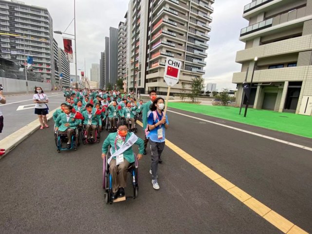 中国残奥军团东京候场开幕式 旗手周佳敏王浩整装待发