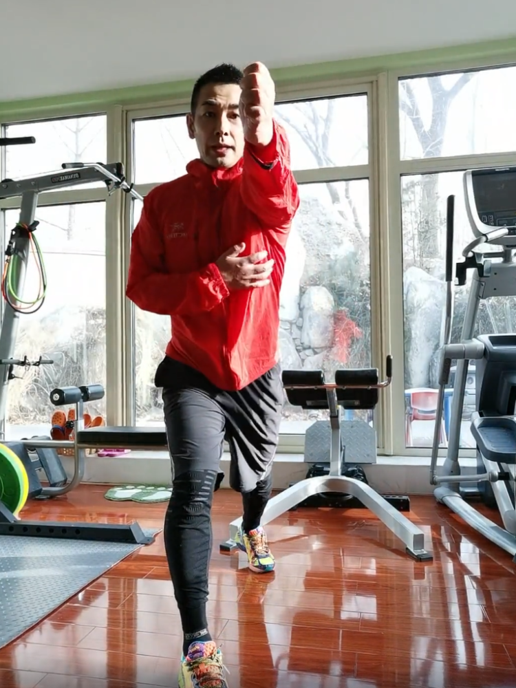 赵文卓传授马甲线速成方法,网友:对观众的身体素质有什么误解吗?