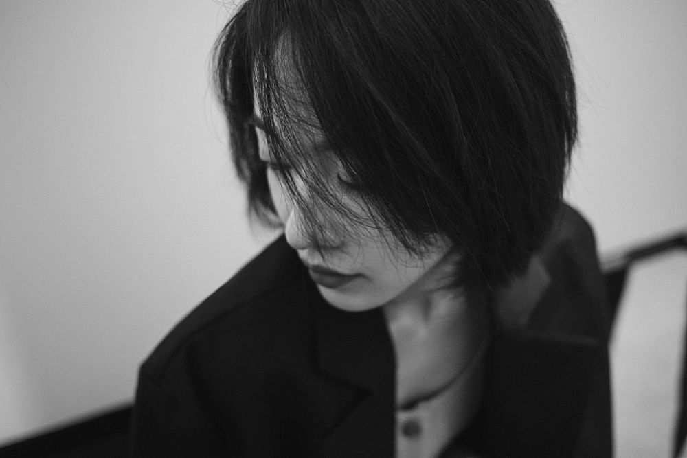 吴谨言黑白大片氛围绝短发利落眼神故事感满分
