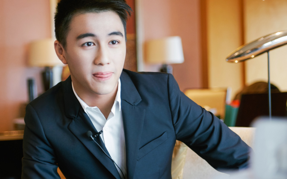 赌王之子何猷君现场"跳舞口舌battle",祸及奚梦瑶,被网友大骂活该_腾