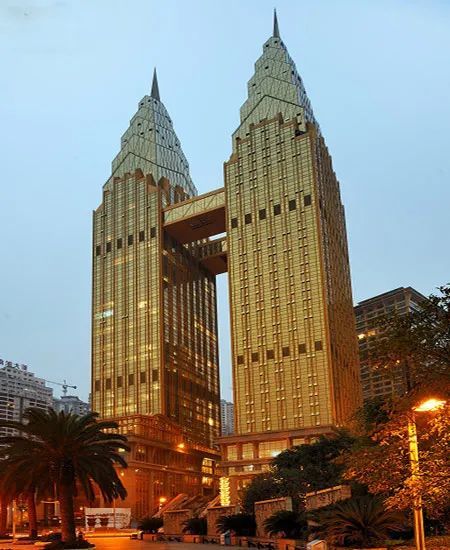 有许多标签和故事: 双子座 土豪金 重庆地标 重庆最著名的国际大酒店