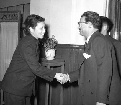 乔冠华这样一个才子,也避免不了有这样的缺点,但对于夫人龚澎,乔冠华