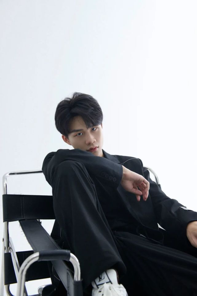 小义萧玦西装氛围感大片来袭帅气的职业选手谁不喜欢呢