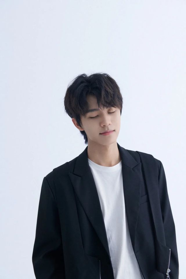 小义萧玦西装氛围感大片来袭帅气的职业选手谁不喜欢呢