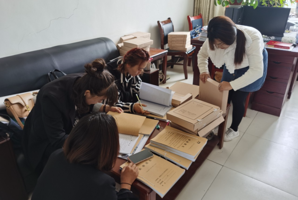 档案见证脱贫路步履坚实奔小康