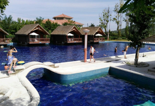 5小时车程,是东北的泉城,叫思拉堡温泉小镇.