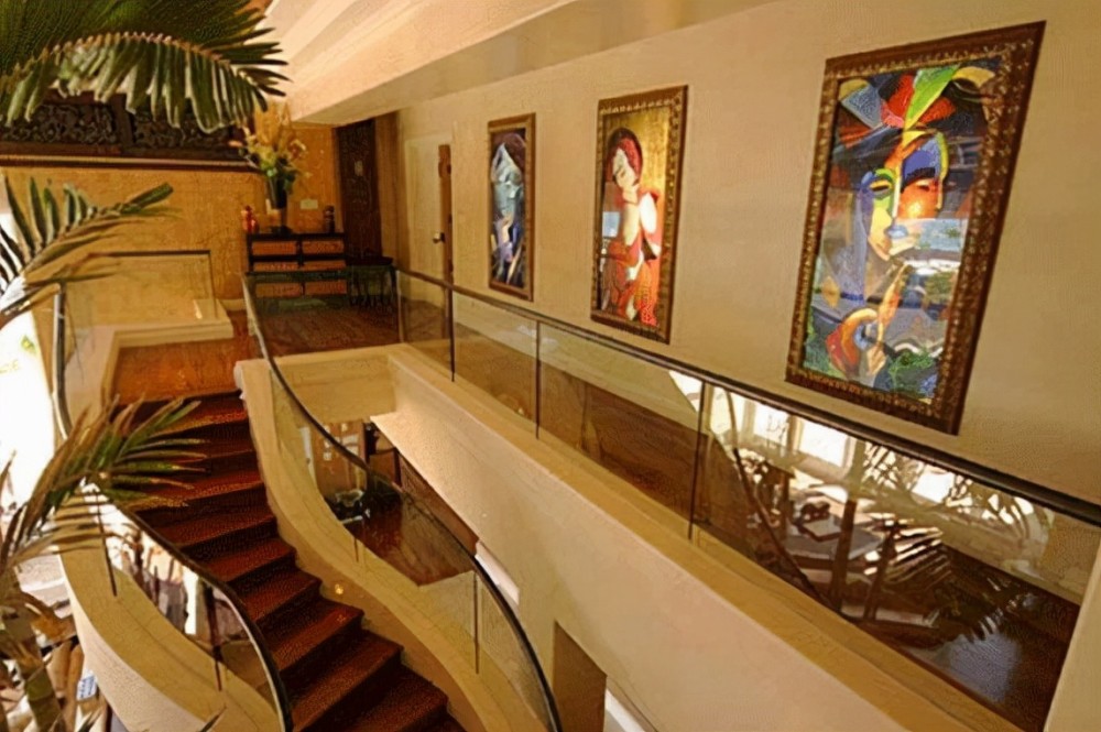 伏明霞晒出在香港的豪宅,楼顶就有按摩浴缸,阳台外是一线海滩