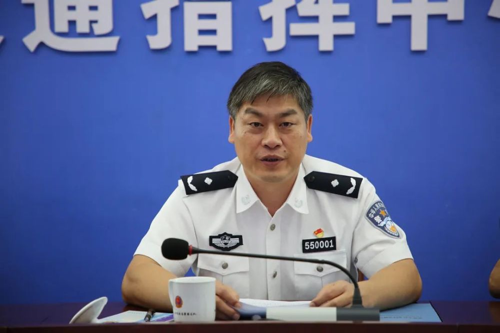 (刘晓华参观指挥中心) 在交警支队十四楼交通指挥中心会议室,刘晓华