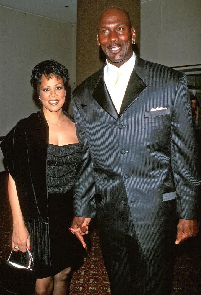 首先是篮球之神乔丹,在2003年乔丹选择和相伴17年的妻子胡安妮塔离婚