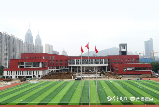 薛城区凤鸣中学薛城区凤鸣中学位于金沙江路北侧,太行山路东侧,六盘山