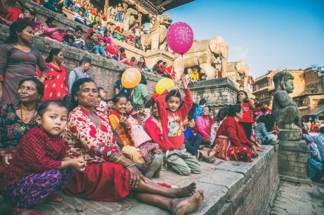 尼泊尔的人口在过去五十年间增长了两倍,缺乏耕地和工作机会,每年有几