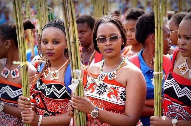 奇葩小国斯威士兰实行一夫多妻制度传统节日成选妃日