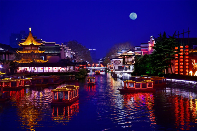 集萃古都金陵1800多年历史,集聚文旅商资源载体30余处,文化类商户夜间