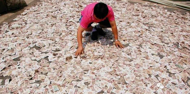 任正非:买房子阳台一定要大,钱搁在家里要发霉的,得经常铺到阳台上晒.