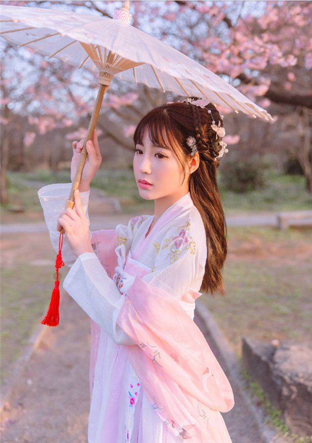 心理测试:穿越古代想成为哪位汉服小姐,测你前世出生在什么地方?