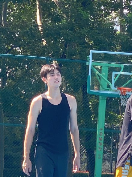 宇身穿黑色无袖背心打篮球的照片在网上曝光,路人镜头下的他阳光帅气