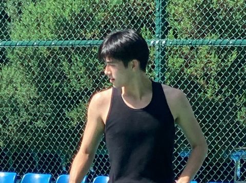 陈飞宇身穿黑色无袖背心打篮球路人镜头下的他阳光帅气