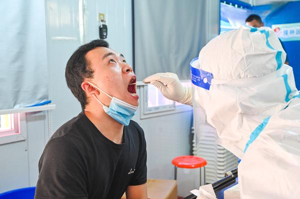 2021年8月24日,郑州开始第五轮核酸检测,图为郑州市管城区美景鸿城