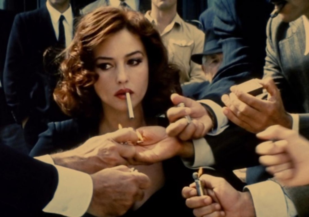 随后她还主演过《黑客帝国2:重装上阵》,《007:幽灵党》等作品,获得了