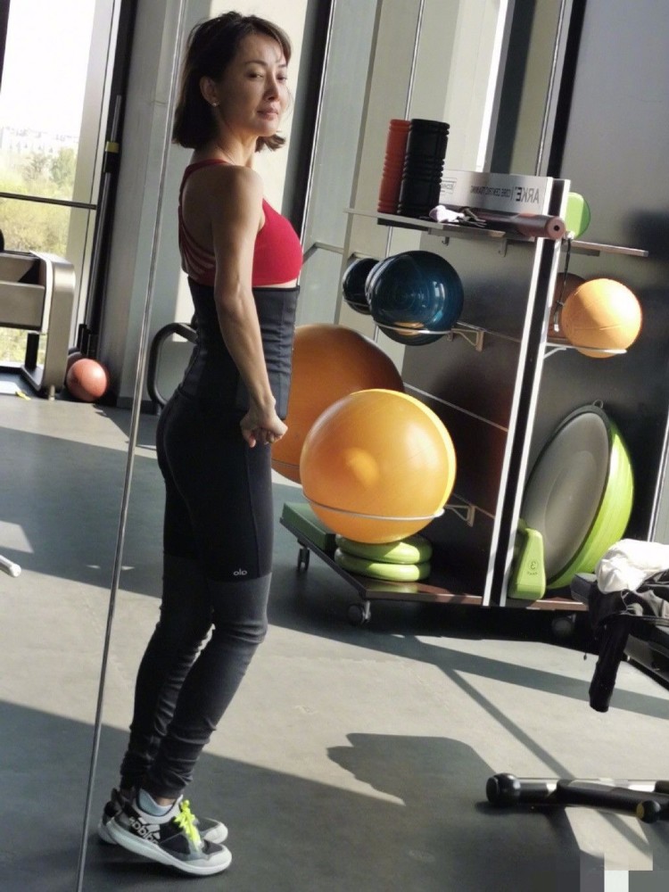 牛莉晒健身照,穿紧身短裤不遮臀型肚腩也凸起,发际线后移显老!