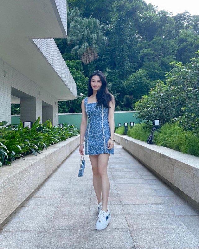 邱淑贞女儿罕见晒生活近照穿背带裙留瀑布长发才22岁曲线感跟妈不分