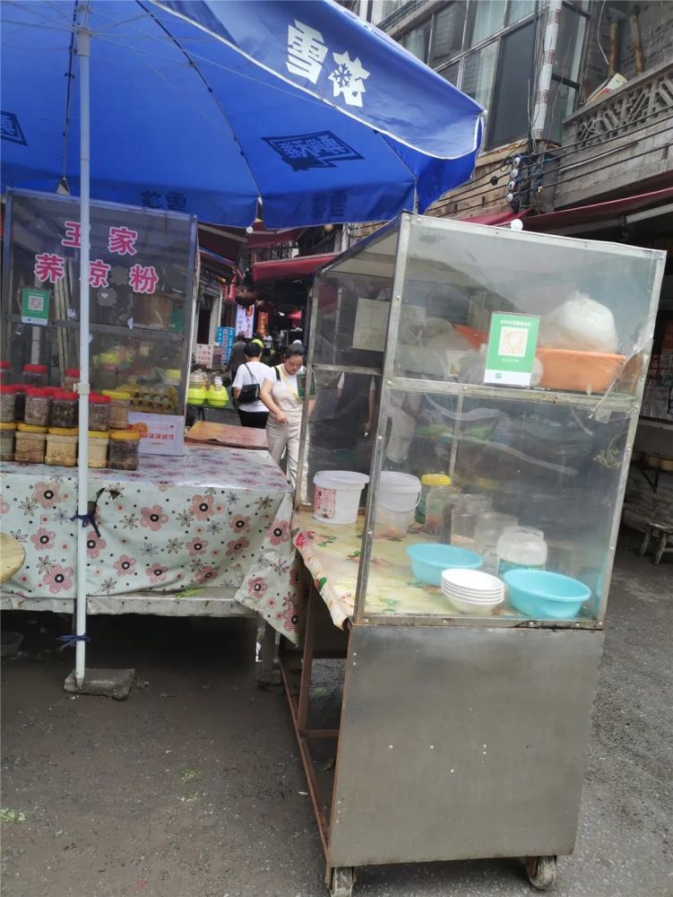 万都时代广场政务大厅前路灯杆已倒地