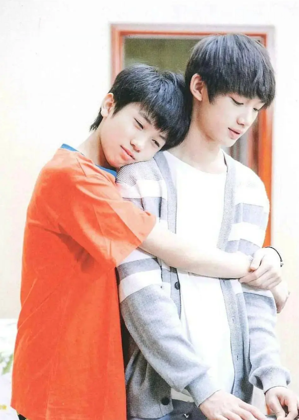 在林墨出道之后,他也有与丁程鑫重聚,今年暑假,丁程鑫作为主持人加入